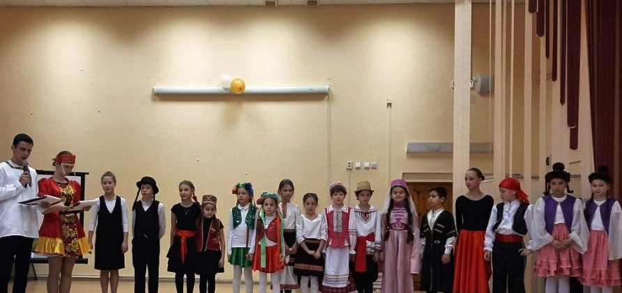 На фестивале в школе №2025 дети презентовали культуру разных народов