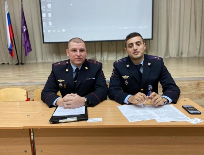 Участковые уполномоченные полиции по району Очаково-Матвеевское провели встречу с жителями своего административного участка
