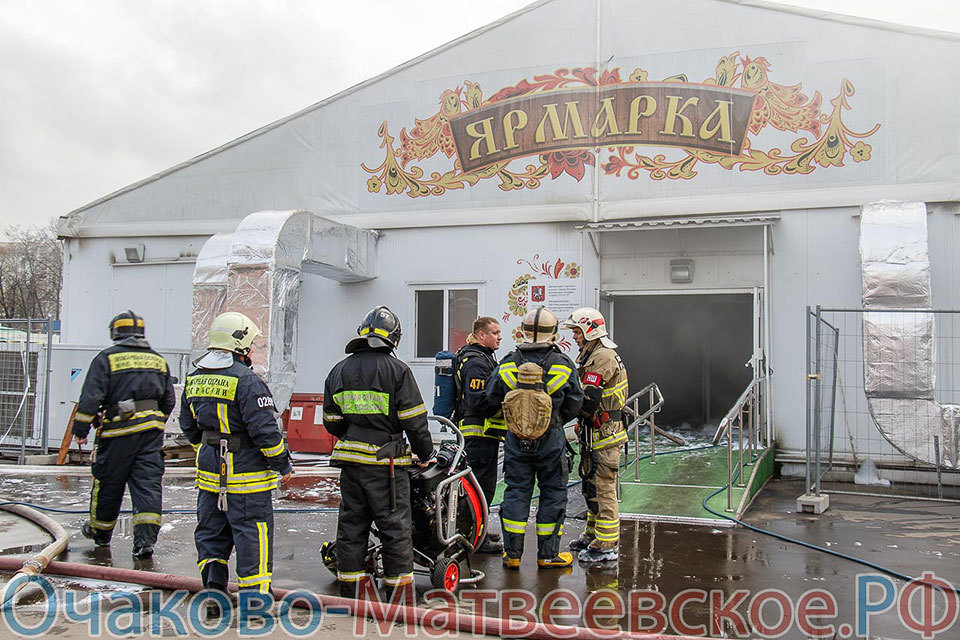 Сгорел павильон «Ярмарка» рядом с Матвеевским рынком