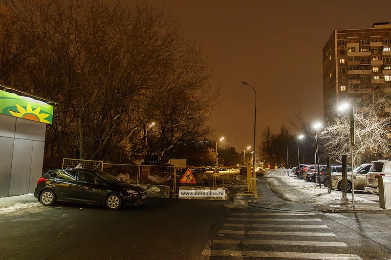 В районе Очаково-Матвеевское автомобилисты объезжают место проведения дорожных работ по тротуару и газонам