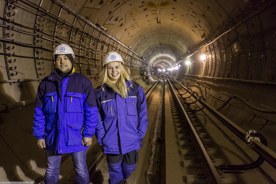 А вот такие позитивные люди строят метро — Сережа и Лиза. Спасибо Лизе за мандаринку :)