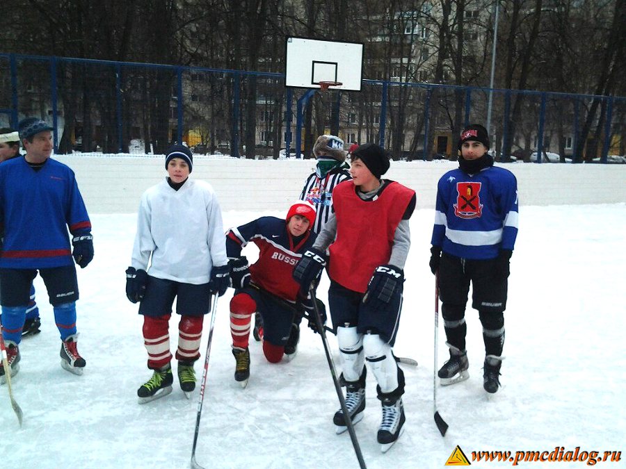 8 января 2015 года состоялись районные соревнования по хоккею с шайбой на дворовом катке по адресу: ул. Нежинская, д. 13.