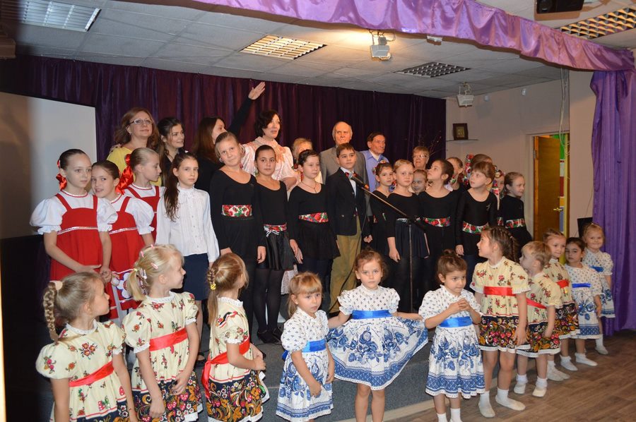 Ко Дню народного единства ДК «Гагаринец» и клуб «Мозаика» подготовили единую праздничную концертную программу «Такие разные и дружные мы!» 
