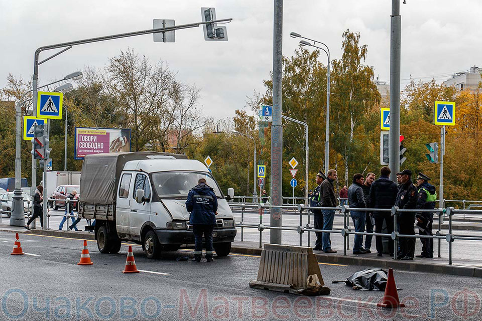 «Газель» сбила человека на Аминьевском шоссе в районе Очаково-Матвеевское
