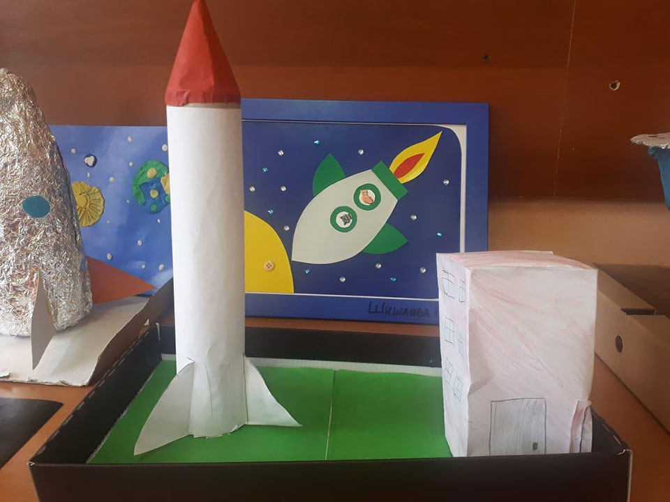 В День космонавтики в школе №2025 прошли открытые классные часы, занятия в школьном планетарии, показ фильма про Юрия Гагарина и презентации космических проектов и поделок.