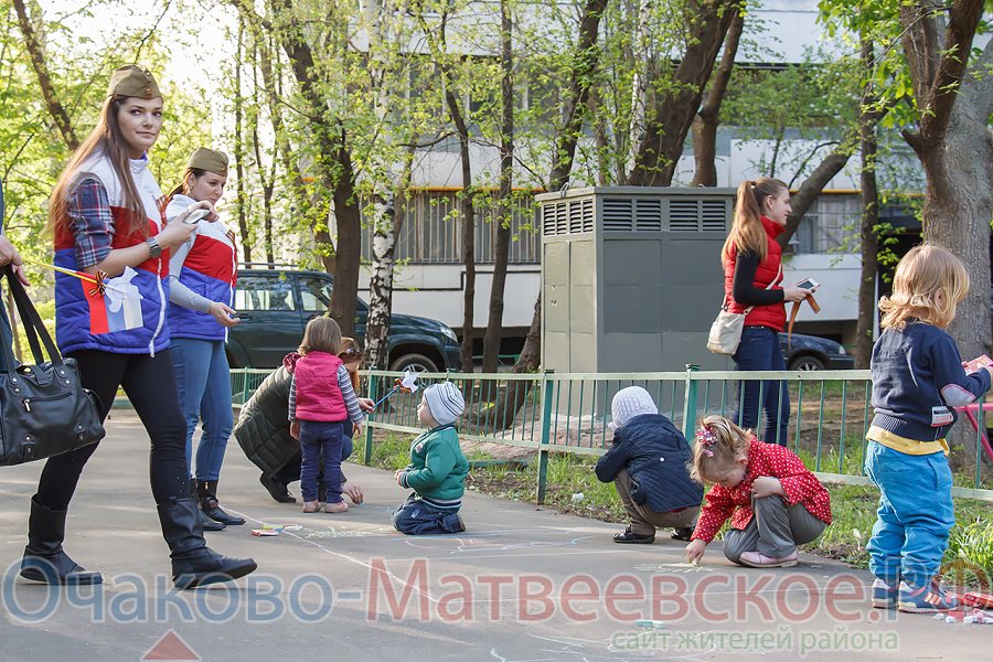 На площадке у дома культуры «Гагаринец» состоялось праздничное мероприятие для жителей и гостей района Очаково-Матвеевское «Я верю, ты вернешься».