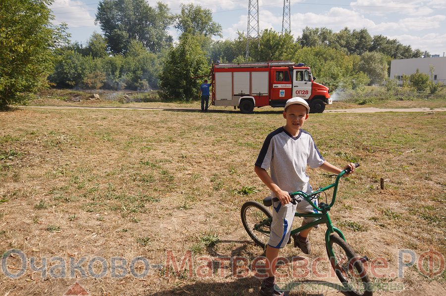 Возгорание травы за собачьей площадкой в районе Очаково-Матвеевское