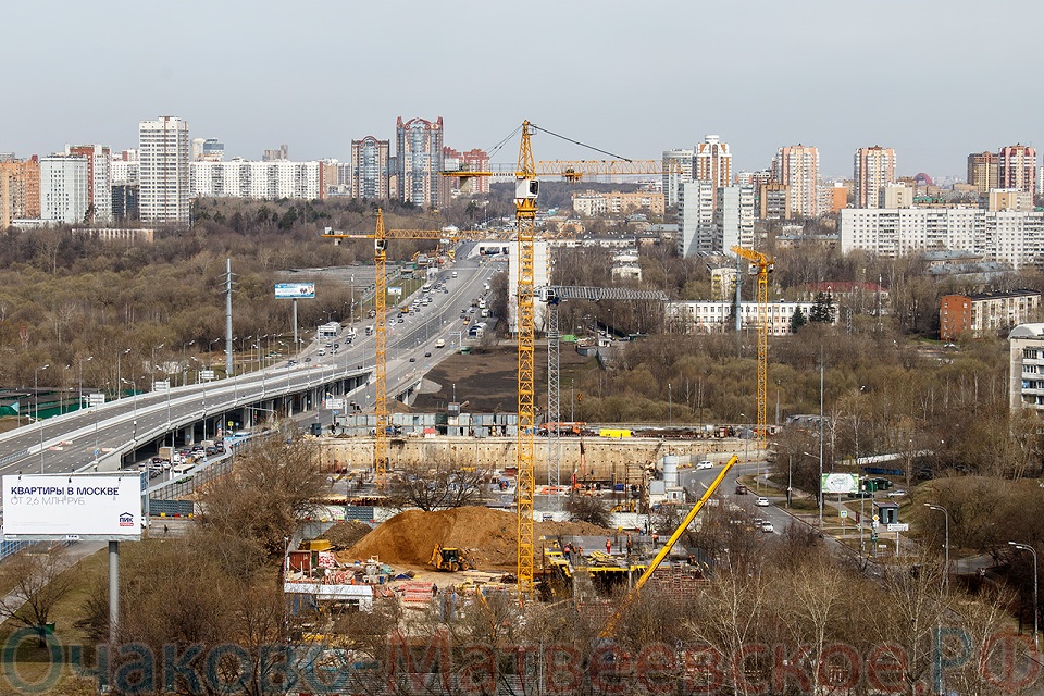 Самое начало строительства дома между Аминьевским шоссе и Матвеевской улицей.