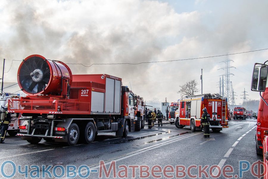 На тушении пожара было задействовано рекордное, для района Матвеевское, количество пожарной техники, машин МЧС, полиции и скорой медицинской помощи.
