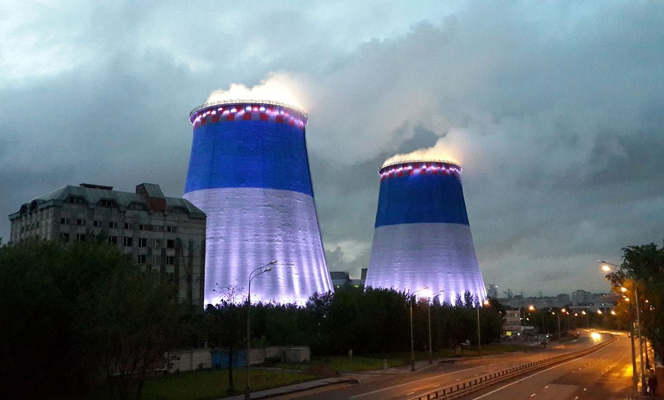 Проект освещения градирен ТЭЦ-25 стал одним самых интересных и масштабных в категории архитектурного освещения промышленных объектов Griven в России.