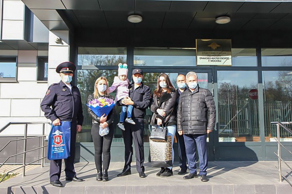 35-летней жительнице района Очаково-Матвеевское была объявлена благодарность от руководства и сотрудников полиции территориального ОМВД.
