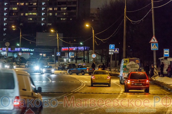 После ДТП, недалеко от автобусной остановки, на Нежинской улице, у водителей Мерседеса и Тайота Камри произошла ссора.