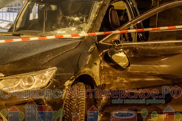 Водитель Мерседеса растрелял соперника через лобовое стекло Тойоты. Всего было произведено не менее 5 выстрелов.