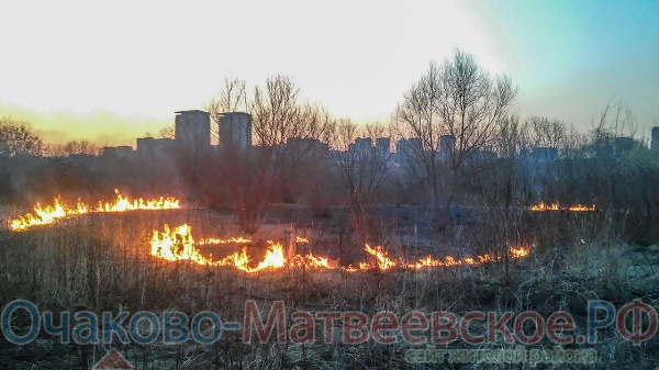 12 апреля, примерно в 19:30 в овраге на пересечении Веерной и Нежинской улиц загорелась сухая трава.