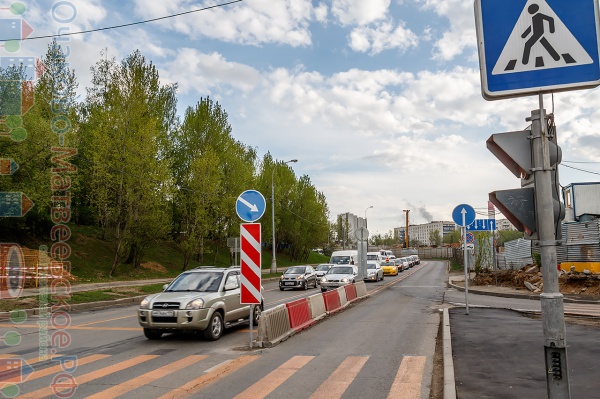 Теперь на участке между поворотом с Аминьевского шоссе на него же, три полосы в сторону объезда и одна в противоположную сторону. 