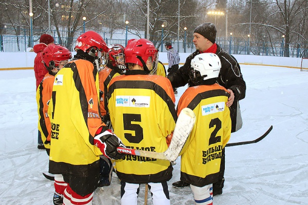 Начались окружные финальные соревнования по хоккею на призы клуба «Золотая шайба»