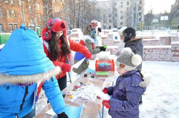 Несмотря на очень морозную погоду, жители района Очаково-Матвеевское 5 января с удовольствием принимали участие в праздничных мероприятиях, подготовленных сотрудниками ТКС «Планета».